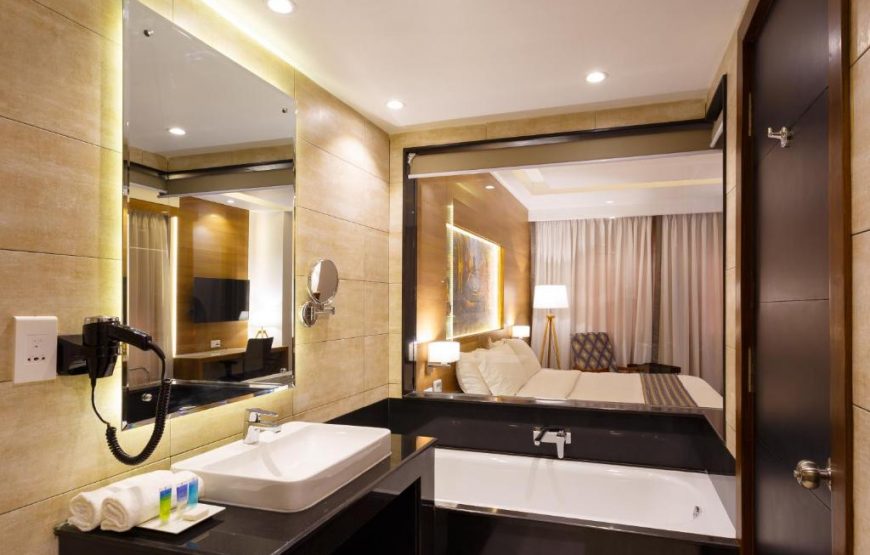 Deluxe Double Room with Balcony – Free Airport Drop, 10% off on our selected restaurants