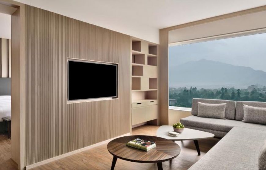 Executive Suite with M Club lounge access, Mountain view